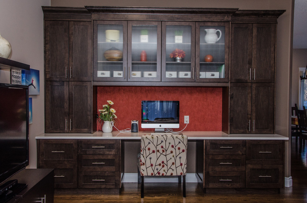 エドモントンにあるラグジュアリーな小さなトランジショナルスタイルのおしゃれな書斎 (茶色い壁、無垢フローリング、造り付け机) の写真