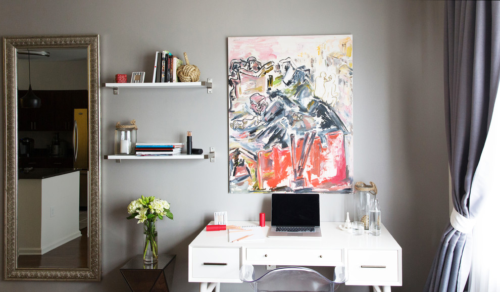 Inspiration för mellanstora moderna arbetsrum, med grå väggar, mörkt trägolv och ett fristående skrivbord