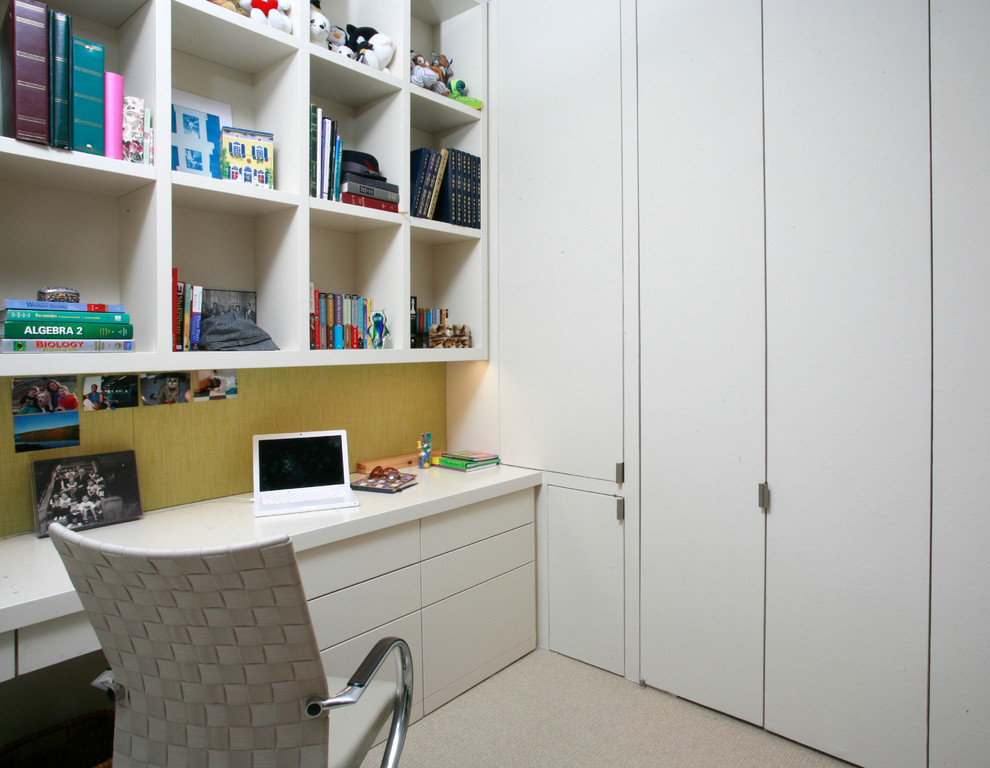 Inspiration för ett funkis arbetsrum, med heltäckningsmatta och ett inbyggt skrivbord