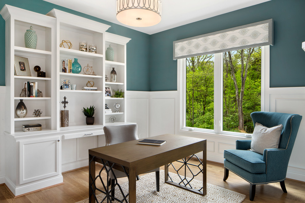 Foto di un grande ufficio chic con pareti blu, pavimento in legno massello medio, scrivania autoportante e pavimento marrone
