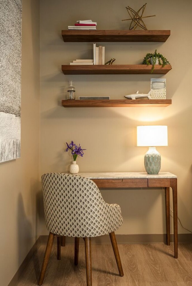 На фото: маленький кабинет в стиле модернизм с бежевыми стенами и светлым паркетным полом для на участке и в саду