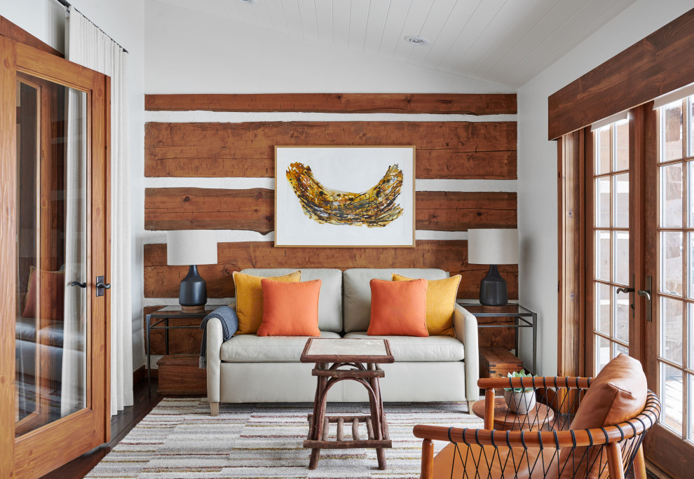 Cette image montre un bureau chalet en bois avec un mur multicolore, parquet foncé, un plafond en lambris de bois et un plafond voûté.
