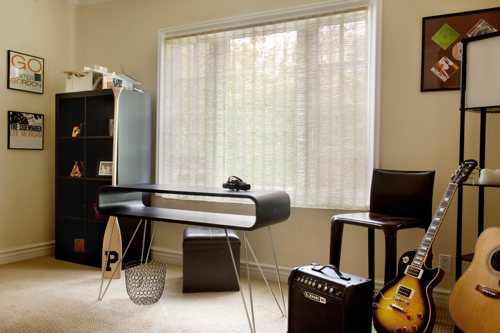 Стильный дизайн: кабинет в современном стиле с бежевыми стенами, ковровым покрытием и отдельно стоящим рабочим столом - последний тренд