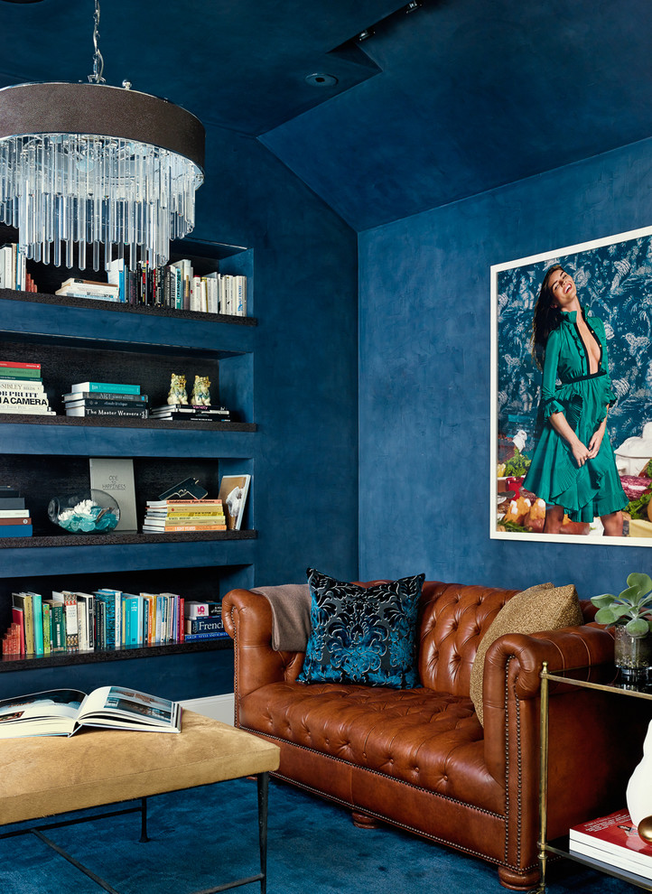 Exempel på ett modernt arbetsrum, med blå väggar och heltäckningsmatta