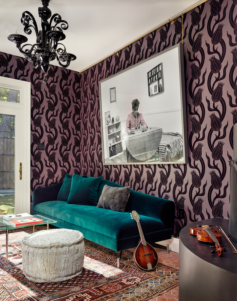 Idee per uno studio design con pareti viola e pavimento in terracotta