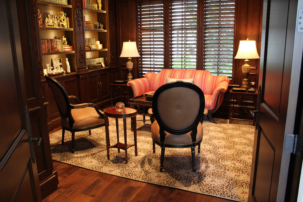 オースティンにある高級な中くらいなヴィクトリアン調のおしゃれなホームオフィス・書斎 (ライブラリー、無垢フローリング、茶色い床) の写真