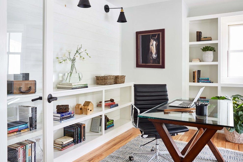 Mittelgroßes Landhausstil Arbeitszimmer ohne Kamin mit weißer Wandfarbe, freistehendem Schreibtisch, braunem Boden, Arbeitsplatz und hellem Holzboden in Richmond