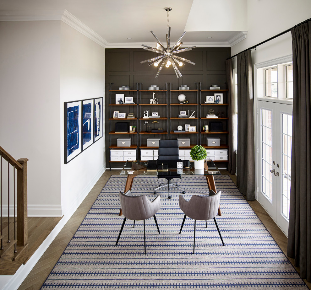 Ejemplo de despacho tradicional renovado de tamaño medio con biblioteca, paredes grises, suelo de madera clara, escritorio independiente y suelo beige