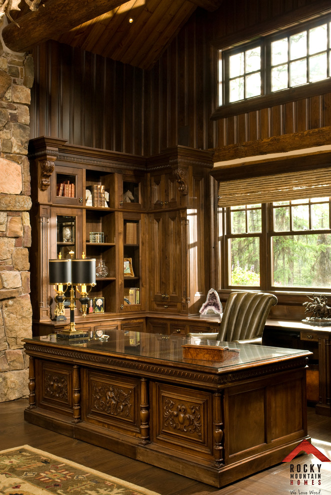 Inspiration för mellanstora rustika hemmabibliotek, med mellanmörkt trägolv och ett fristående skrivbord