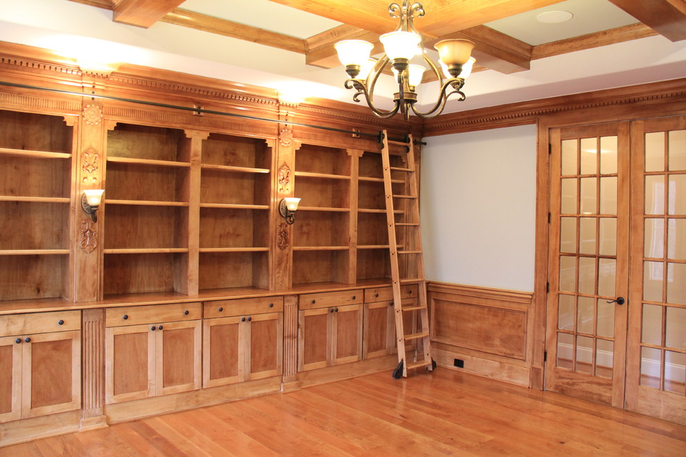 Inspiration pour un grand bureau traditionnel avec un mur gris, un sol en bois brun et un bureau intégré.