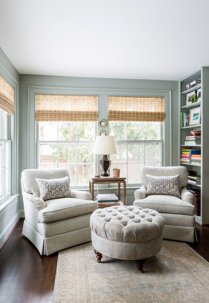 Kleines Klassisches Lesezimmer ohne Kamin mit grauer Wandfarbe, dunklem Holzboden und braunem Boden in Washington, D.C.