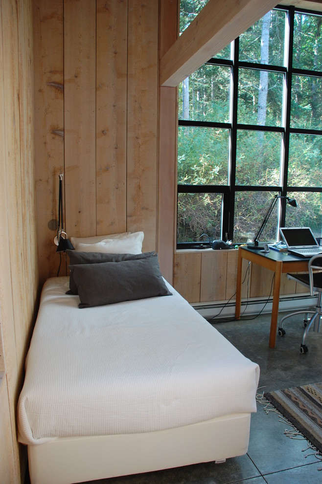Foto de despacho tradicional de tamaño medio sin chimenea con paredes marrones y escritorio independiente