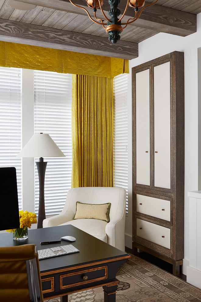 Modelo de despacho clásico renovado de tamaño medio con paredes blancas y suelo de madera oscura