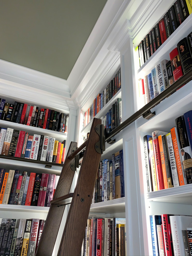 Exemple d'un bureau chic de taille moyenne avec une bibliothèque ou un coin lecture, un mur vert, un sol en bois brun, un bureau indépendant, un sol orange, un plafond à caissons et du lambris.