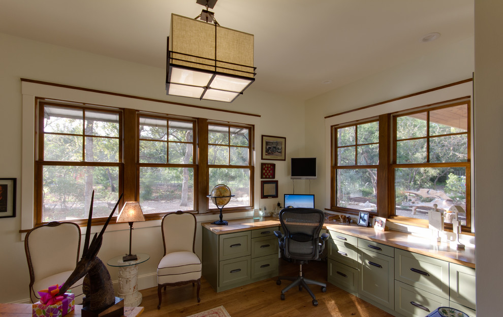 Idées déco pour un bureau classique de taille moyenne avec un mur blanc, un sol en bois brun et un bureau intégré.