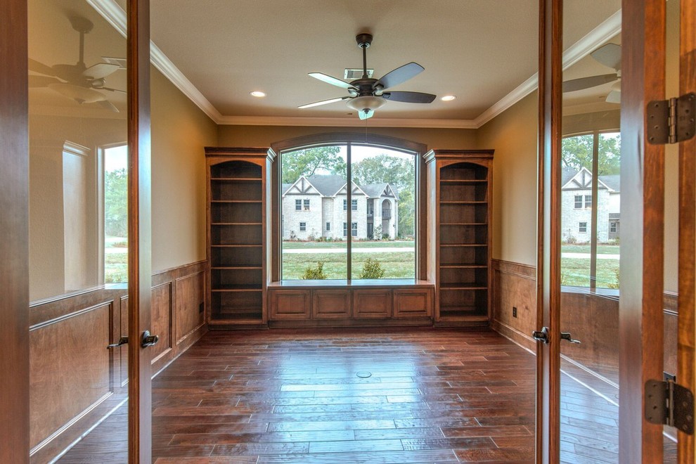 Imagen de despacho clásico renovado de tamaño medio sin chimenea con paredes beige y suelo de madera oscura