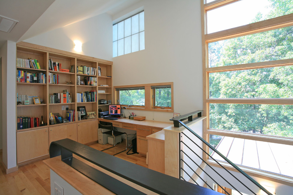 Idées déco pour un bureau contemporain avec un mur blanc, un sol en bois brun et un bureau intégré.