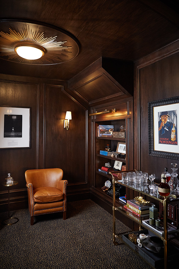 Ejemplo de despacho clásico pequeño sin chimenea con paredes marrones, biblioteca, moqueta y suelo multicolor