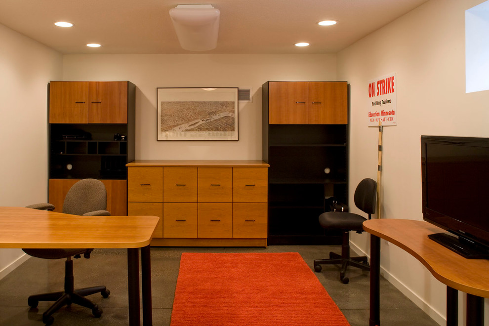 Imagen de despacho contemporáneo con suelo de cemento y escritorio independiente