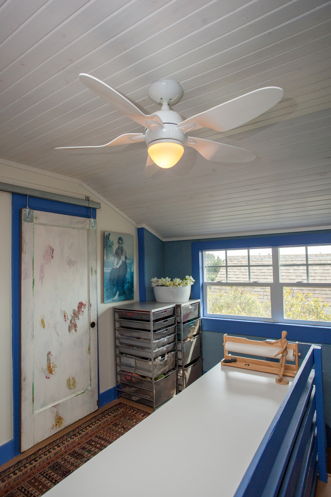 Пример оригинального дизайна: маленький кабинет в стиле фьюжн с местом для рукоделия, синими стенами, деревянным полом, отдельно стоящим рабочим столом и бежевым полом без камина для на участке и в саду