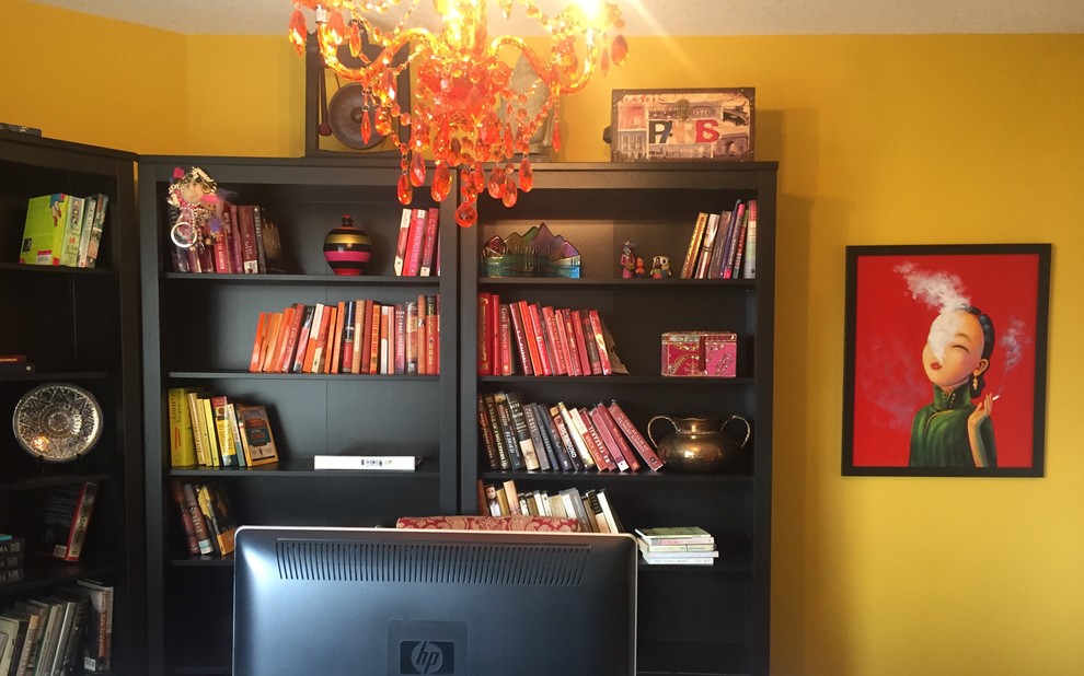 Imagen de despacho bohemio pequeño con paredes amarillas y escritorio independiente