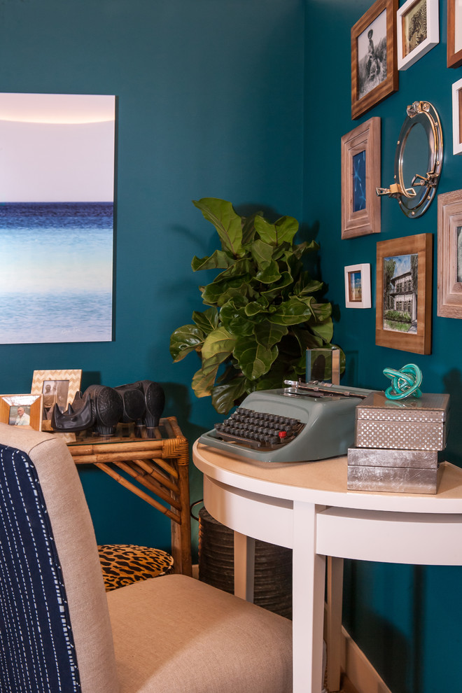 Imagen de despacho marinero pequeño sin chimenea con paredes azules, moqueta y escritorio independiente