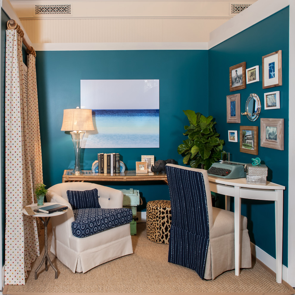 Immagine di un piccolo ufficio stile marinaro con pareti blu, moquette, nessun camino e scrivania autoportante