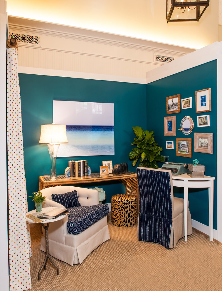 Foto di un piccolo ufficio costiero con pareti blu, moquette, nessun camino e scrivania autoportante