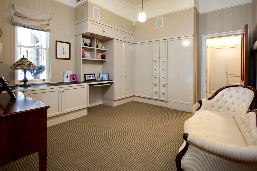 Immagine di un ampio ufficio chic con pareti beige, moquette, nessun camino, scrivania incassata e pavimento multicolore