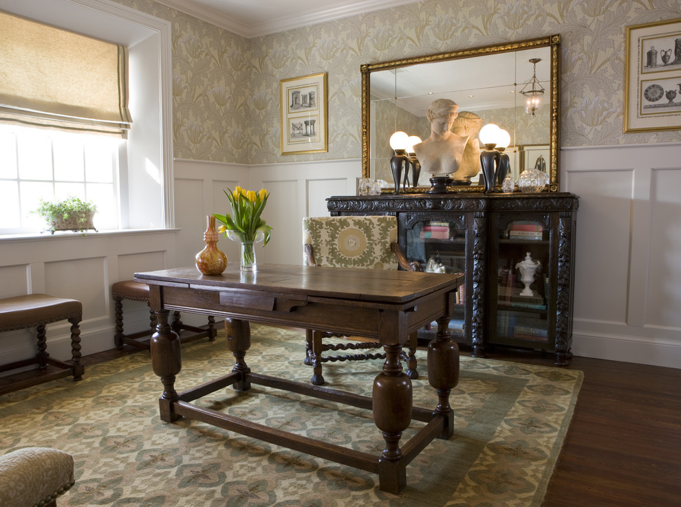 Источник вдохновения для домашнего уюта: кабинет в классическом стиле с темным паркетным полом и отдельно стоящим рабочим столом
