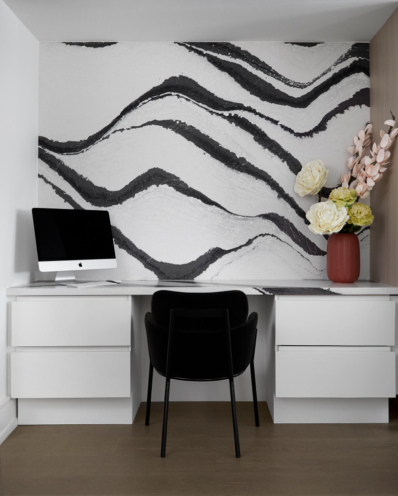 Exempel på ett mellanstort modernt hemmastudio, med vita väggar, ett inbyggt skrivbord och brunt golv