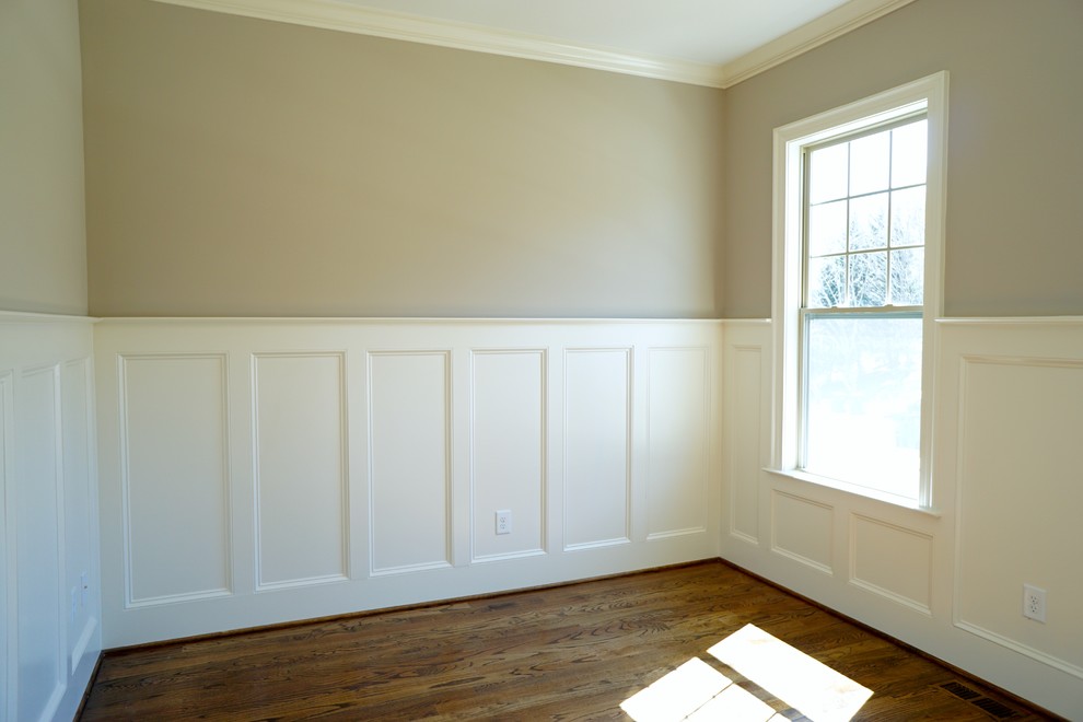 Idée de décoration pour un grand bureau design avec un mur beige, un sol en bois brun, aucune cheminée et un bureau indépendant.