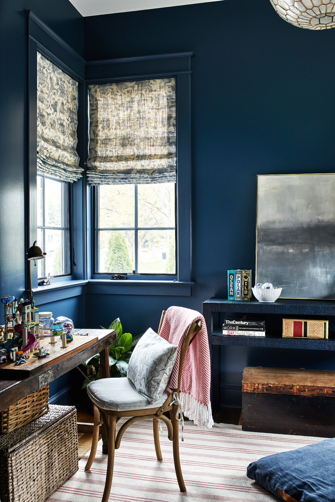Exempel på ett maritimt arbetsrum, med blå väggar, mellanmörkt trägolv, ett fristående skrivbord och brunt golv
