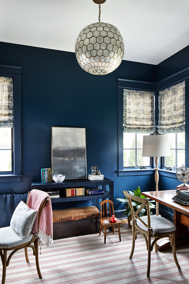 Источник вдохновения для домашнего уюта: рабочее место в морском стиле с синими стенами и отдельно стоящим рабочим столом без камина
