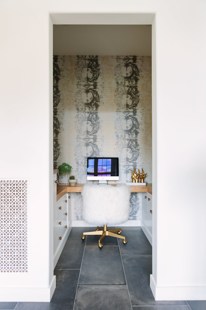 Modelo de despacho costero pequeño sin chimenea con paredes multicolor, escritorio empotrado y suelo gris