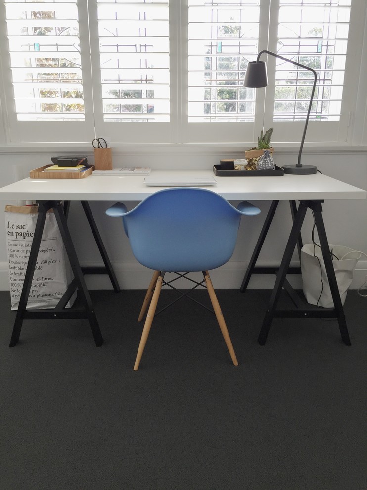 Diseño de despacho minimalista grande sin chimenea con paredes blancas, moqueta y escritorio independiente