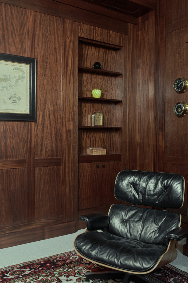 Aménagement d'un grand bureau classique avec un mur marron et moquette.