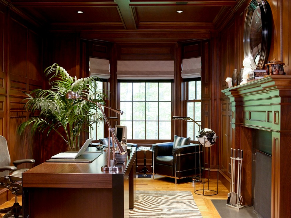 Exemple d'un grand bureau chic avec un sol en bois brun, une cheminée standard, un manteau de cheminée en bois et un bureau indépendant.
