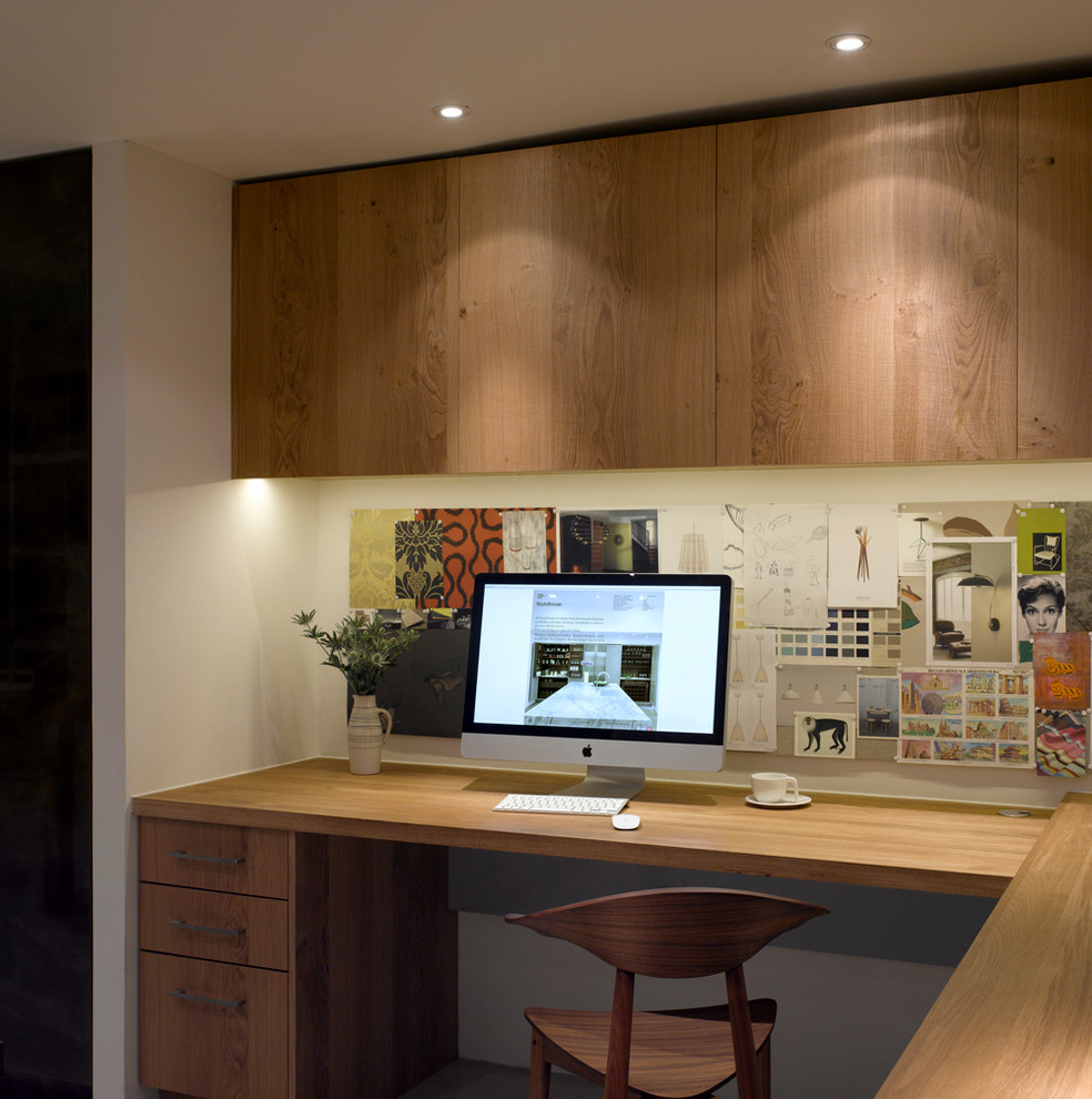 Inspiration pour un bureau design de taille moyenne avec un mur blanc et un bureau intégré.