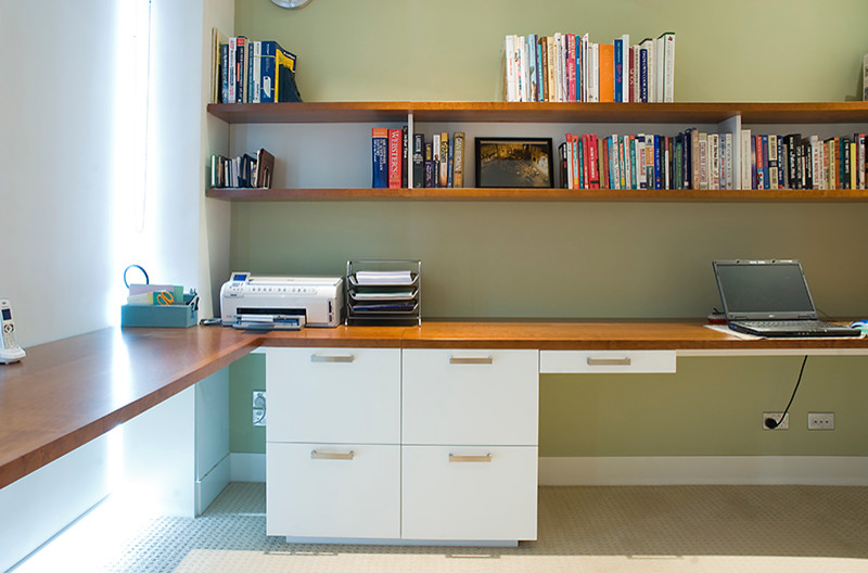 Diseño de despacho contemporáneo grande sin chimenea con paredes verdes, moqueta y escritorio empotrado