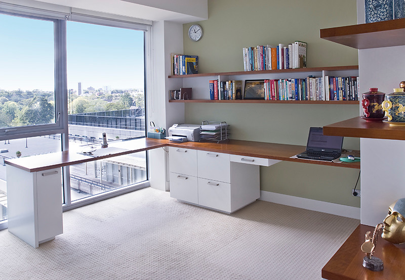 Ejemplo de despacho contemporáneo grande sin chimenea con paredes verdes, moqueta y escritorio empotrado