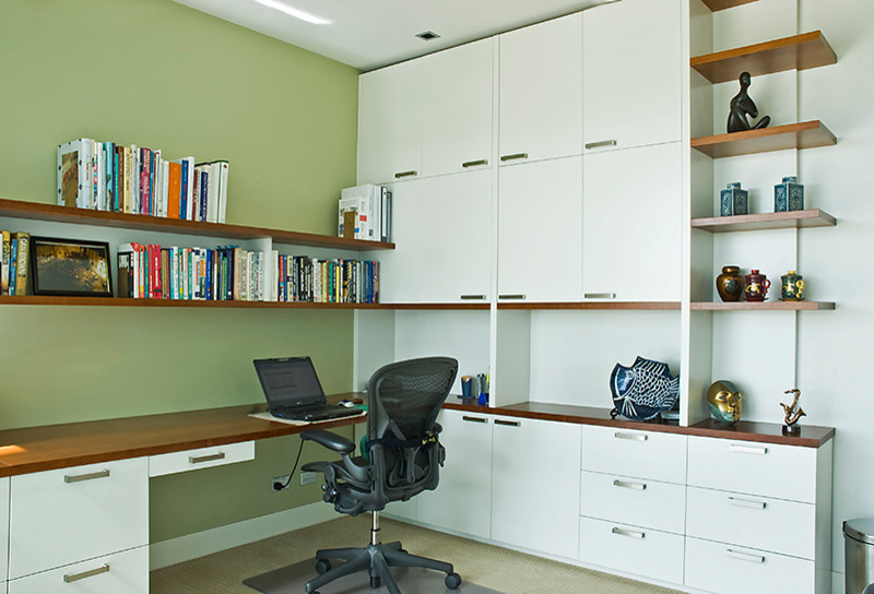 Exemple d'un grand bureau tendance avec un mur vert, moquette, un bureau intégré et aucune cheminée.