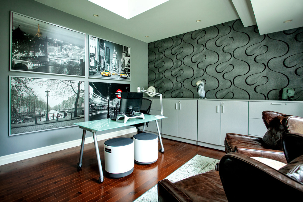 Inspiration för moderna arbetsrum, med grå väggar och mellanmörkt trägolv