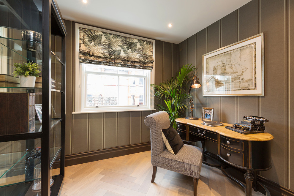 Esempio di un ufficio chic con pareti grigie, parquet chiaro, scrivania autoportante e pavimento beige