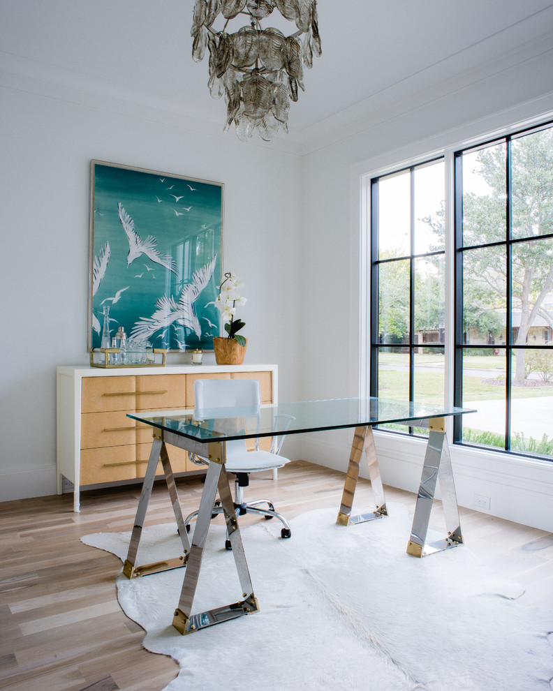 Inspiration pour un bureau design avec un mur blanc, parquet clair et un bureau indépendant.