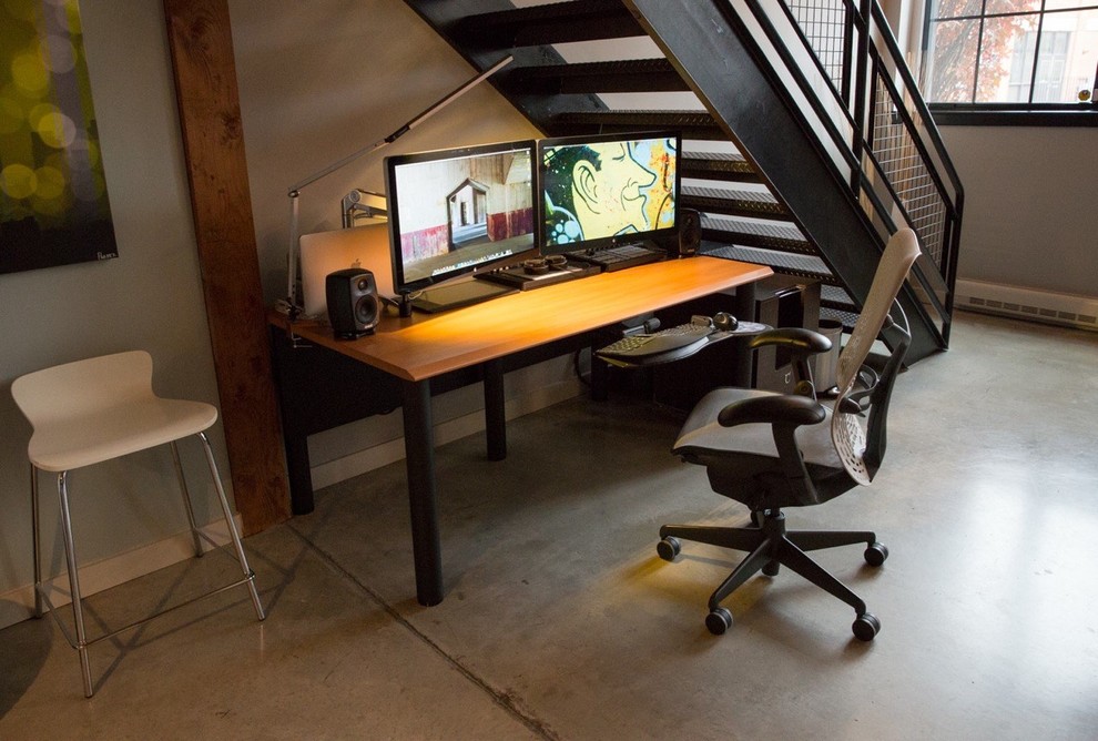 Modernes Arbeitszimmer mit freistehendem Schreibtisch in Boston
