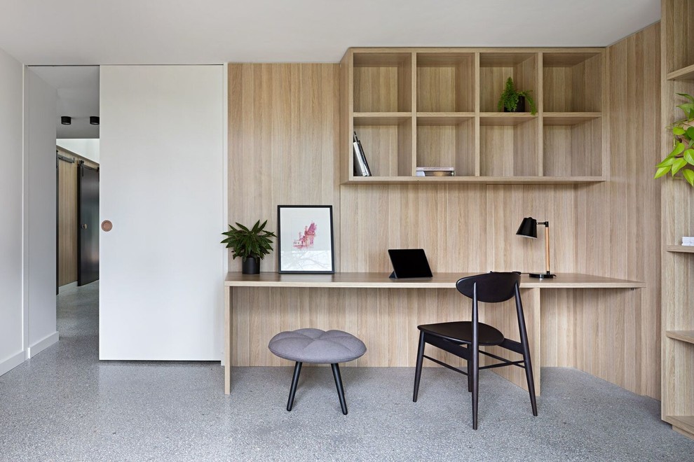Cette image montre un bureau design de taille moyenne avec un mur multicolore, sol en béton ciré et un bureau intégré.