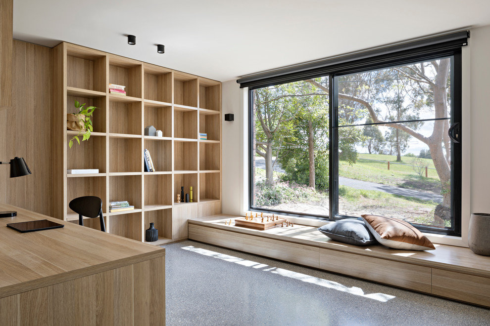 Mittelgroßes Modernes Arbeitszimmer mit Arbeitsplatz, bunten Wänden, Betonboden und Einbau-Schreibtisch in Melbourne