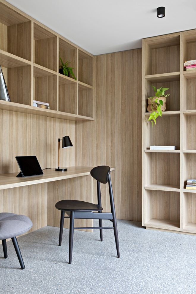 Пример оригинального дизайна: рабочее место среднего размера в стиле модернизм с бетонным полом, встроенным рабочим столом и бежевыми стенами