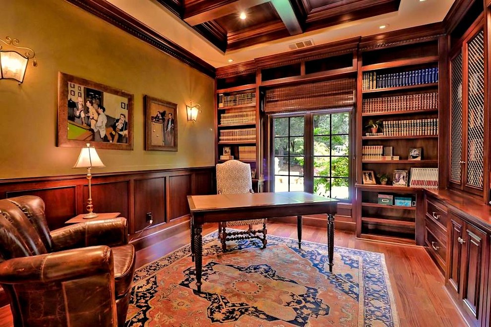 サンフランシスコにある高級な広いトラディショナルスタイルのおしゃれなホームオフィス・書斎 (ライブラリー、緑の壁、無垢フローリング、自立型机、茶色い床) の写真